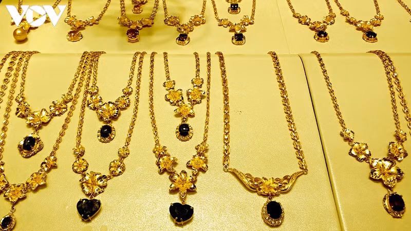 Giá vàng trong nước tiếp tục “rơi” tự do