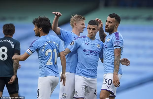 Thắng hủy diệt, Man City níu chân Liverpool trước bục vinh quang