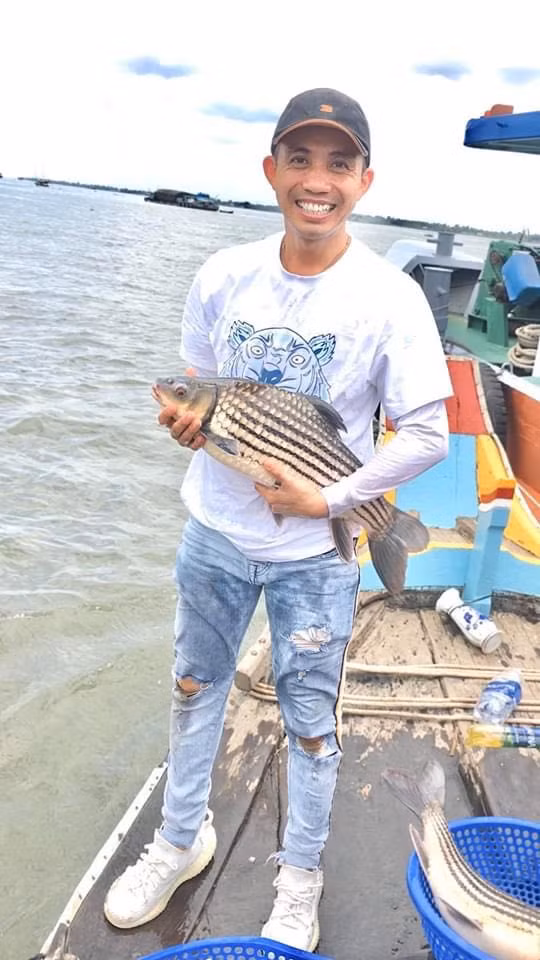 Đại gia Minh Nhựa phóng sinh cá trong sách đỏ nhân lễ Phật đản ảnh 1