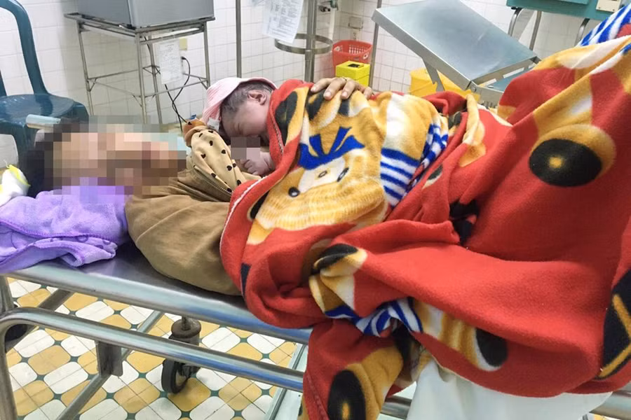 Tài xế taxi đỡ đẻ thành công cho một sản phụ sinh con trên xe