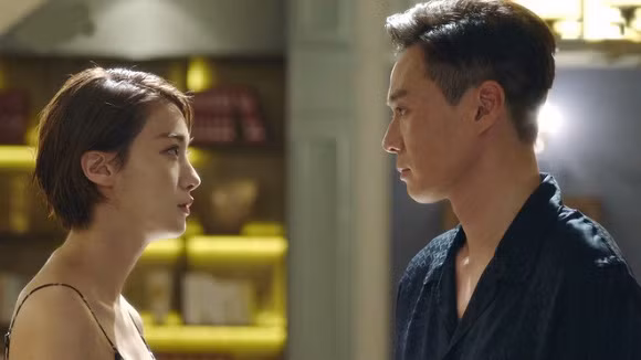 Vừa về nhà, chồng tá hỏa chứng kiến cảnh vợ và con gái trên sàn 