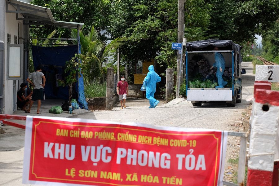 Cận cảnh "tiếp viện" người dân vùng bị phong tỏa ảnh 9