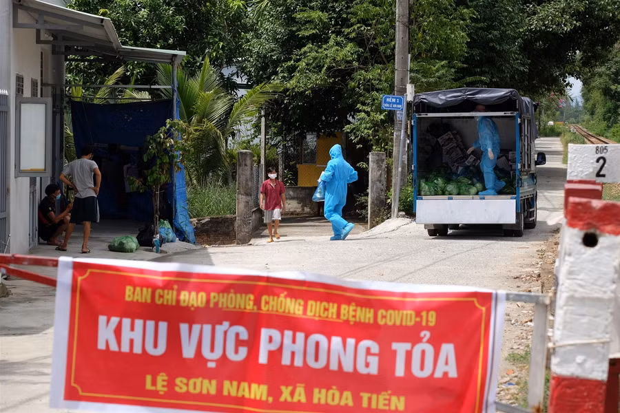Cận cảnh "tiếp viện" người dân vùng bị phong tỏa ảnh 9