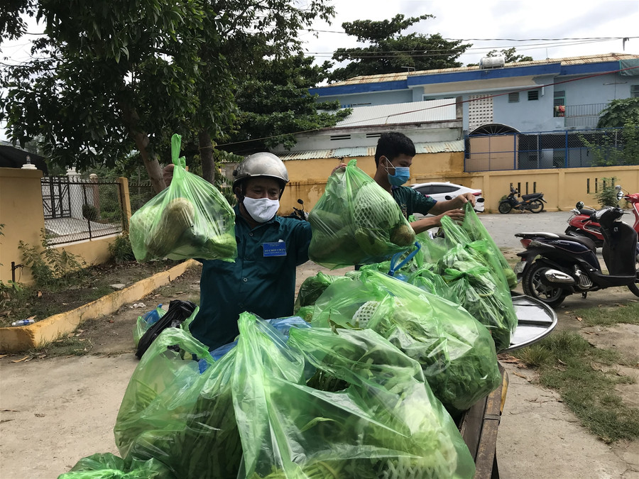 Cận cảnh "tiếp viện" người dân vùng bị phong tỏa ảnh 3