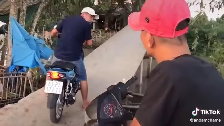 Nhất quyết đòi lái xe máy qua cầu, người đàn ông gặp cái kết khiến ai cũng sững sờ