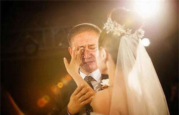 Câu nói của bố vợ trong đám cưới khiến ai nghe cũng phải rơi nước mắt Câu nói của bố vợ trong đám cưới khiến ai nghe cũng phải rơi nước mắt