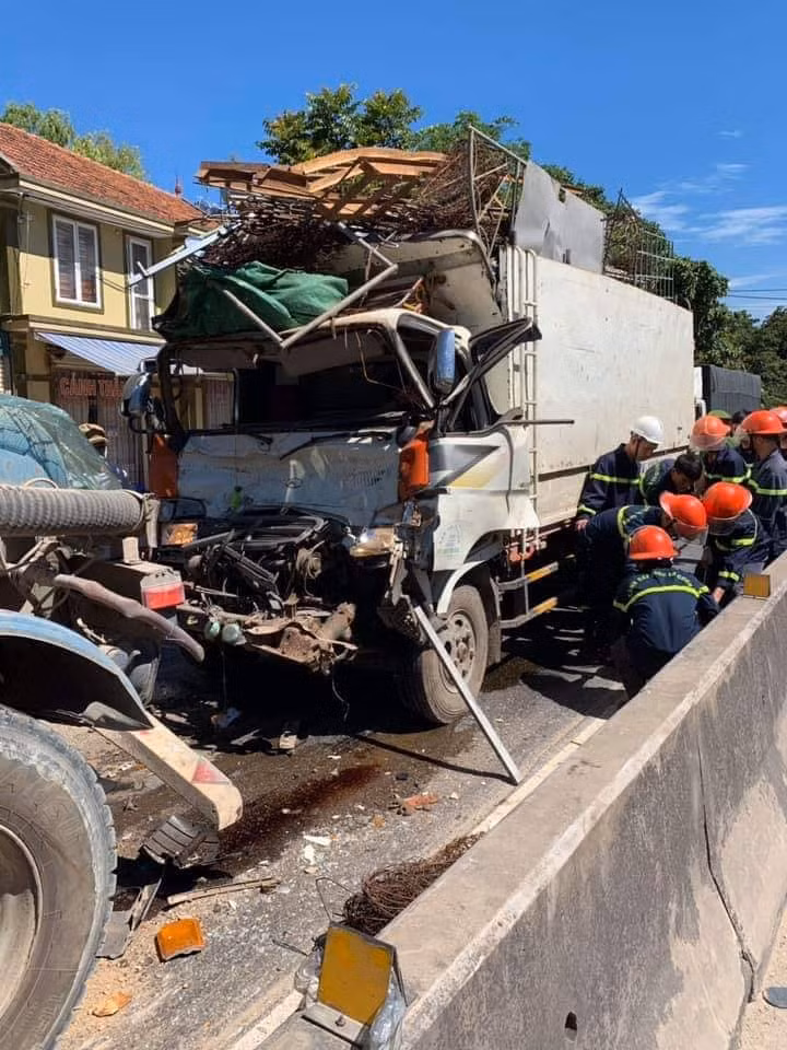 Nghệ An: Tài xế xe tải tử vong trong ca bin bẹp rúm ảnh 4