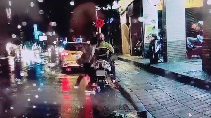 Cãi nhau với vợ về việc tối này ăn gì, chồng đâm chết người đi đường