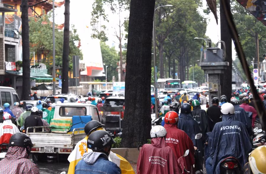 TP.HCM: Nhiều tuyến đường ngập nặng, kẹt xe sau mưa lớn