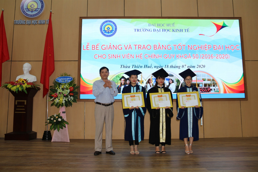 Trường Đại học Kinh tế Huế trao bằng tốt nghiệp cho 565 sinh viên ảnh 1
