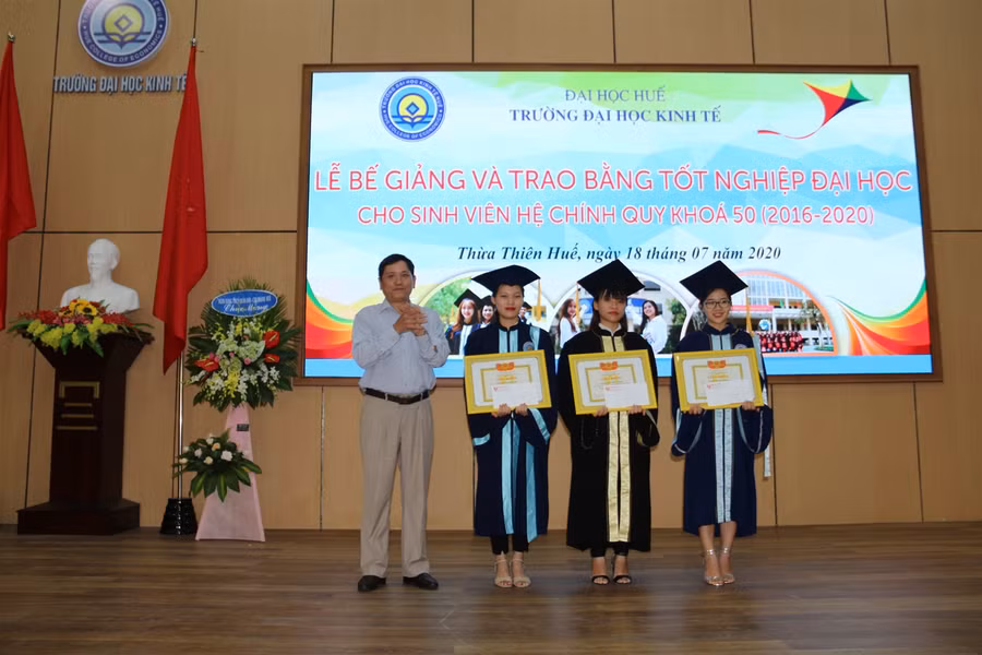 Trường Đại học Kinh tế Huế trao bằng tốt nghiệp cho 565 sinh viên ảnh 1