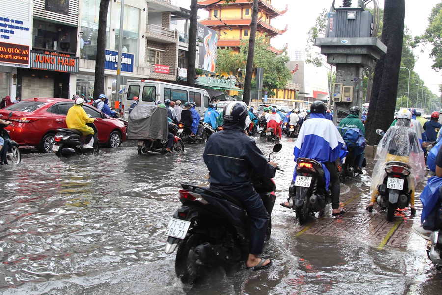 TP.HCM: Nhiều tuyến đường ngập nặng, kẹt xe sau mưa lớn ảnh 1