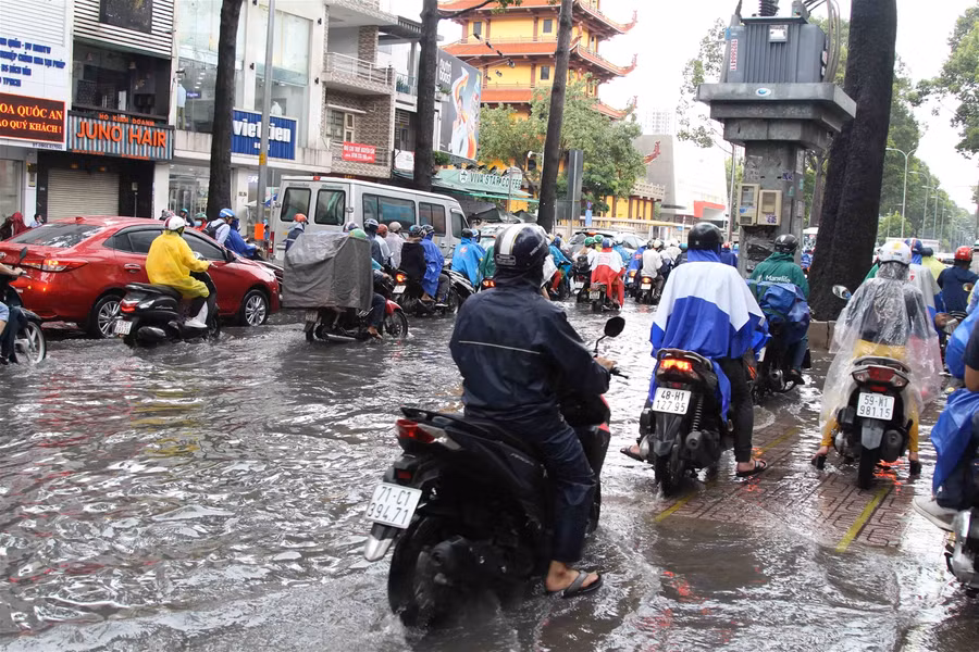 TP.HCM: Nhiều tuyến đường ngập nặng, kẹt xe sau mưa lớn ảnh 1