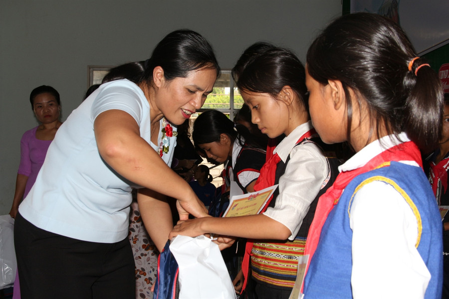 Kon Tum: Trao tặng 55 suất học bổng Vừ A Dính cho học sinh dân tộc thiểu số ảnh 1