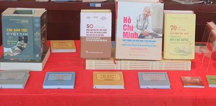 Công bố sách của Tổng Bí thư, Chủ tịch nước về nhân sự và Đại hội Đảng