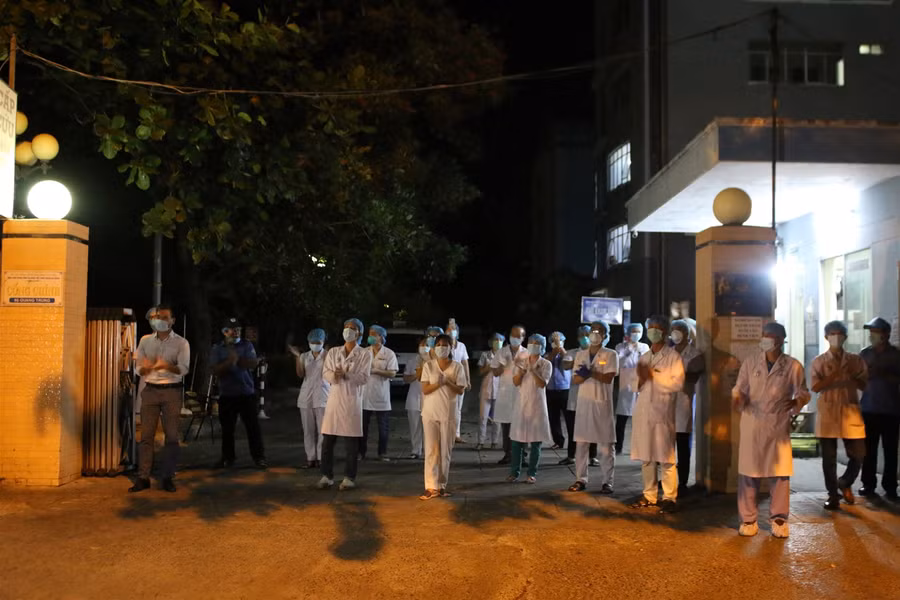 Bác sĩ vỗ tay hát mừng thời khắc dỡ bỏ phong tỏa Bệnh viện Chỉnh hình và phục hồi chức năng Đà Nẵng ảnh 7