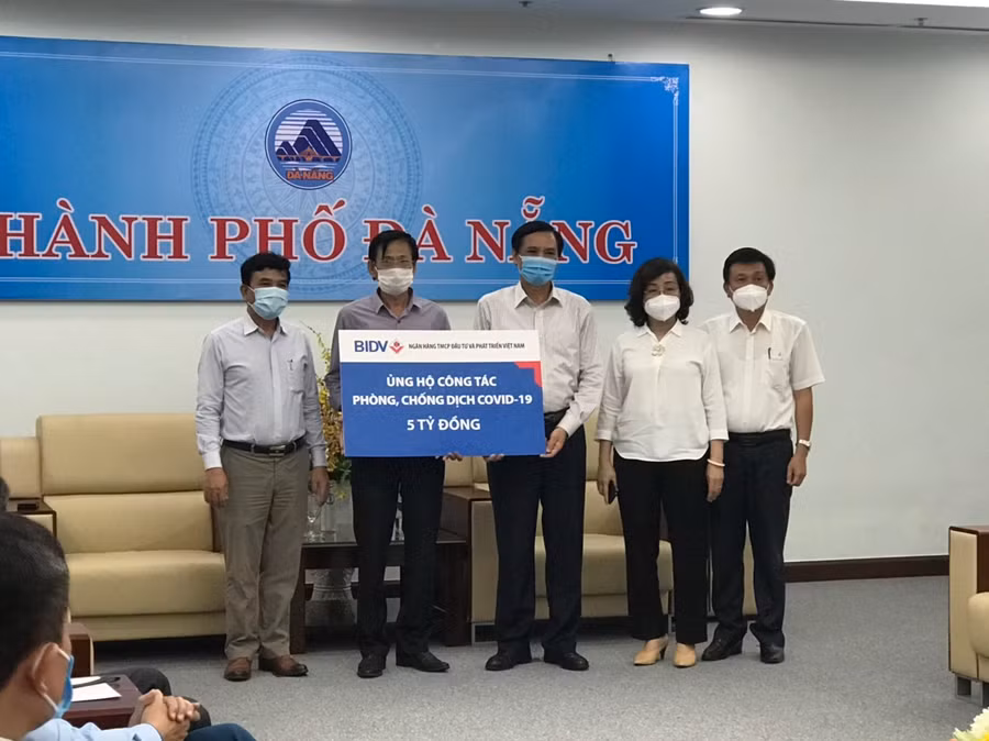 Hải Phòng trao tặng 5 tỷ đồng cùng 200.000 khẩu trang y tế cho Đà Nẵng ảnh 2