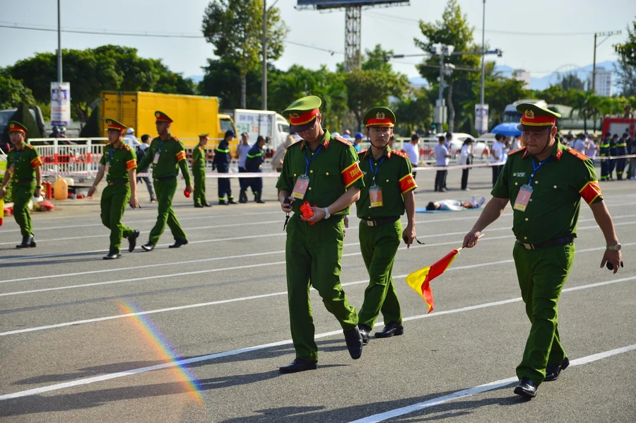 Hàng trăm chiến sĩ thi vượt chướng ngại vật chữa cháy, cứu người