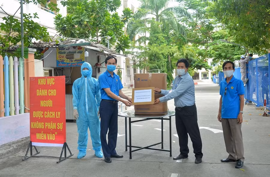 Hỗ trợ 3.000 bộ bảo hộ y tế, 150 giường xếp cho lực lượng chống dịch COVID-19 ảnh 1