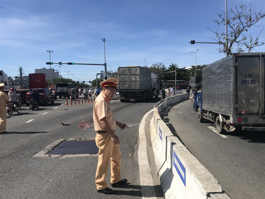 Đà Nẵng: Xe tải cuốn xe máy vào gầm, bé 6 tuổi tử vong ảnh 1