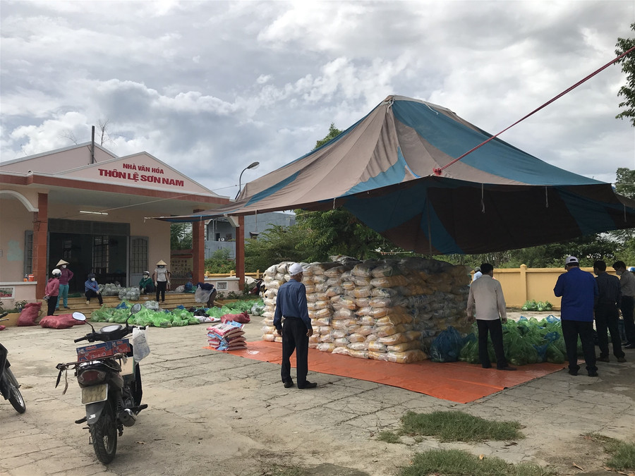 Cận cảnh "tiếp viện" người dân vùng bị phong tỏa