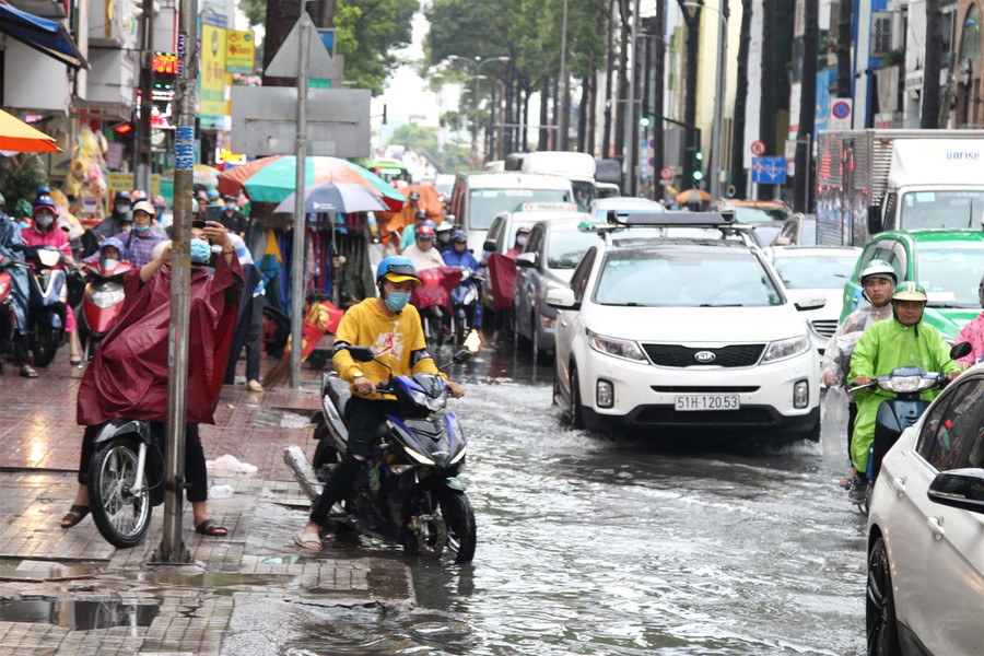 TP.HCM: Nhiều tuyến đường ngập nặng, kẹt xe sau mưa lớn ảnh 3