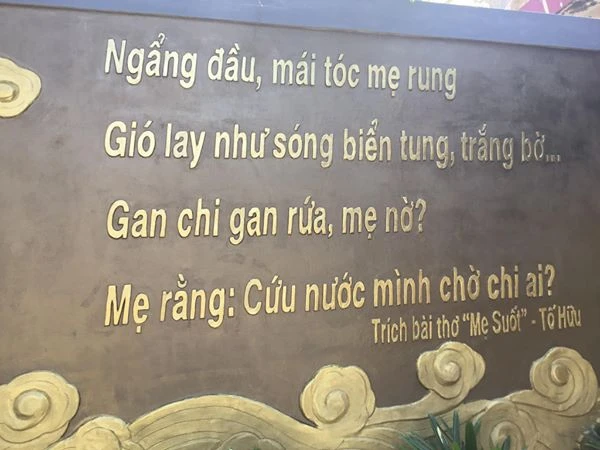 Tháng 7 bên bến đò mẹ Suốt