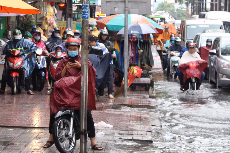 TP.HCM: Nhiều tuyến đường ngập nặng, kẹt xe sau mưa lớn ảnh 6