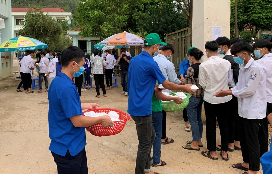 Sơn La: Hàng nghìn suất thức ăn, nước uống miễn phí hỗ trợ “sĩ tử” vùng biên giới Sốp Cộp