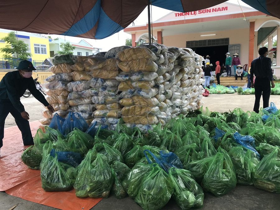 Cận cảnh "tiếp viện" người dân vùng bị phong tỏa ảnh 1