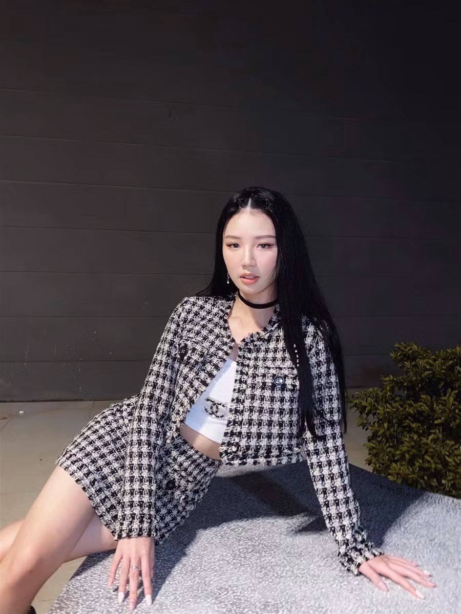 Học cách phối đồ khoe trọn vòng eo con kiến của AMEE ảnh 1