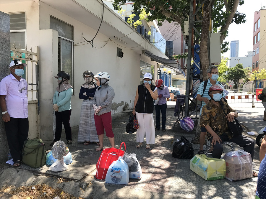 Y bác sĩ Bệnh viện C Đà Nẵng bật khóc khi dỡ bỏ phong tỏa ảnh 3