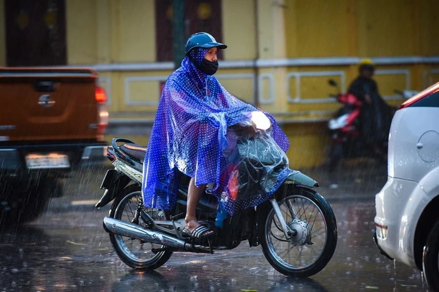 Xe máy phải bật đèn ban ngày: Cảnh sát giao thông khó xử phạt