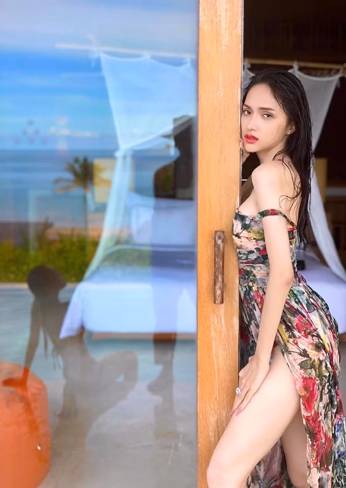 Hoa hậu Hương Giang không cần hở nhiều vẫn "đốt mắt" dân mạng ảnh 1