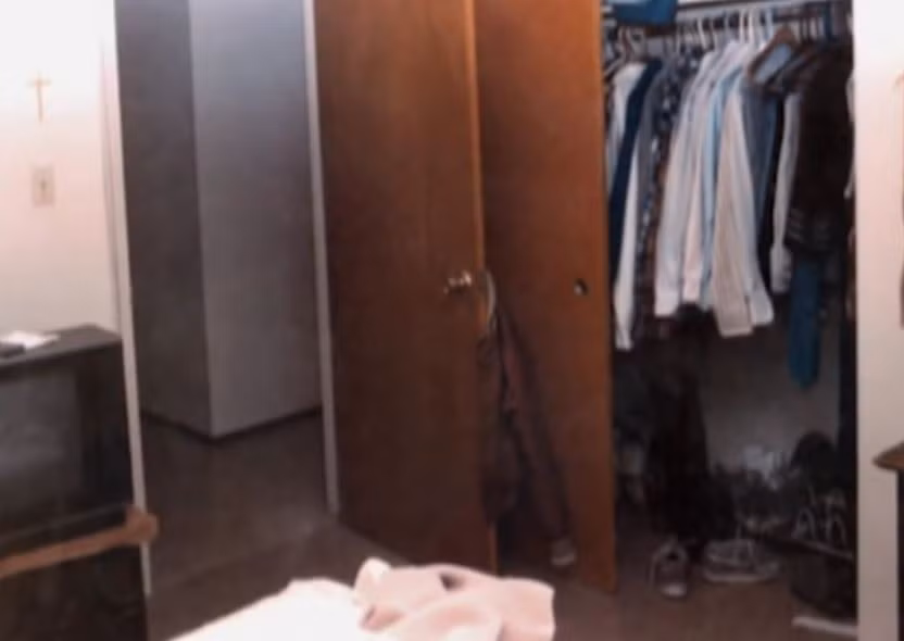 Chiếc áo treo gọn gàng tố cáo người chồng bạc tình ảnh 1