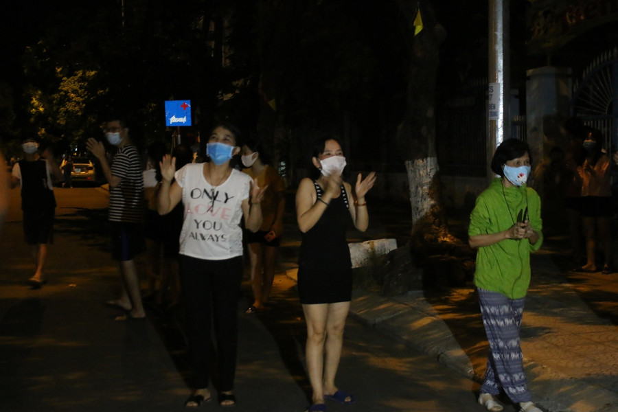 Bác sĩ vỗ tay hát mừng thời khắc dỡ bỏ phong tỏa Bệnh viện Chỉnh hình và phục hồi chức năng Đà Nẵng ảnh 5