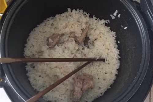 Nấu nồi cháo sườn chăm người yêu ốm, cô gái xinh đẹp khiến chàng trai vừa ăn vừa mếu