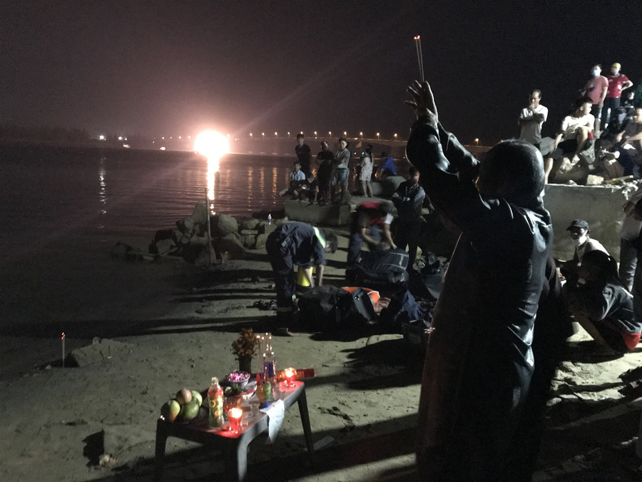 Tìm thấy thi thể 2 trong 5 nạn nhân mất tích vụ lật ghe trên sông Thu Bồn ảnh 6