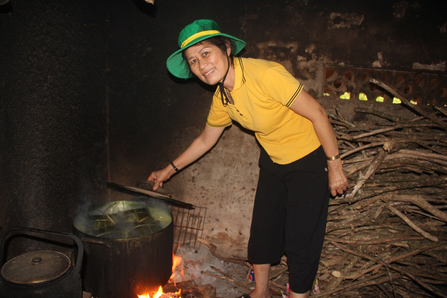 “Xóm nghèo” gói bánh chưng hỗ trợ cán bộ, chiến sĩ chống dịch Covid-19