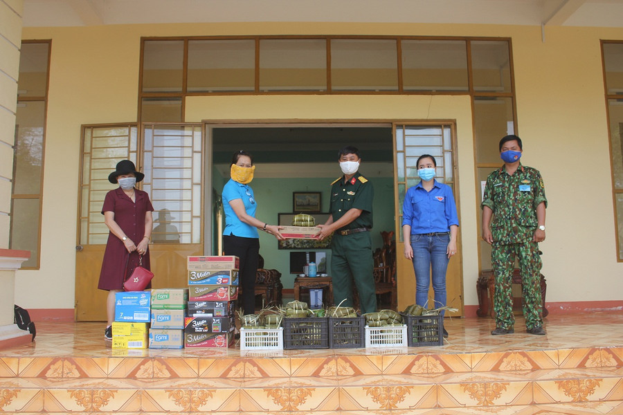 “Xóm nghèo” gói bánh chưng hỗ trợ cán bộ, chiến sĩ chống dịch Covid-19 ảnh 1