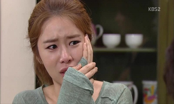 Vừa thông báo có thai, chồng chạy thẳng 200km về nhà tát vợ "cháy" má