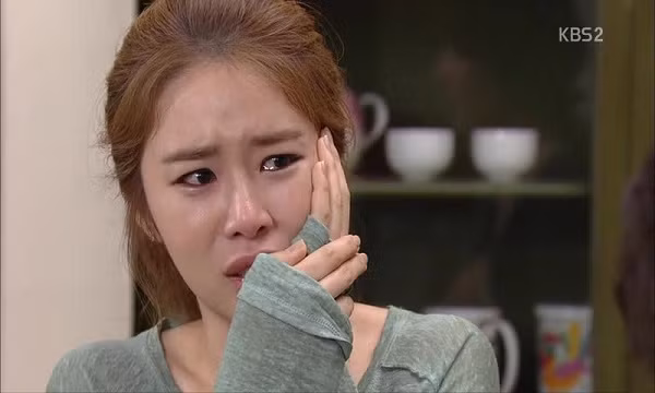 Vừa thông báo có thai, chồng chạy thẳng 200km về nhà tát vợ "cháy" má