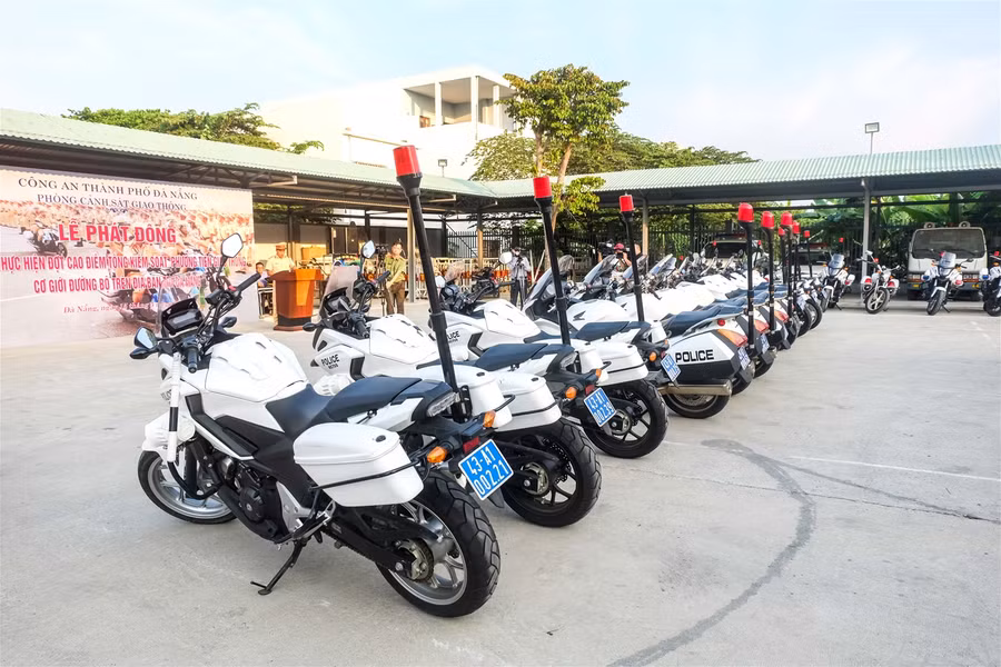 Đà Nẵng: CSGT đồng loạt ra quân tổng kiểm soát các loại xe ảnh 3