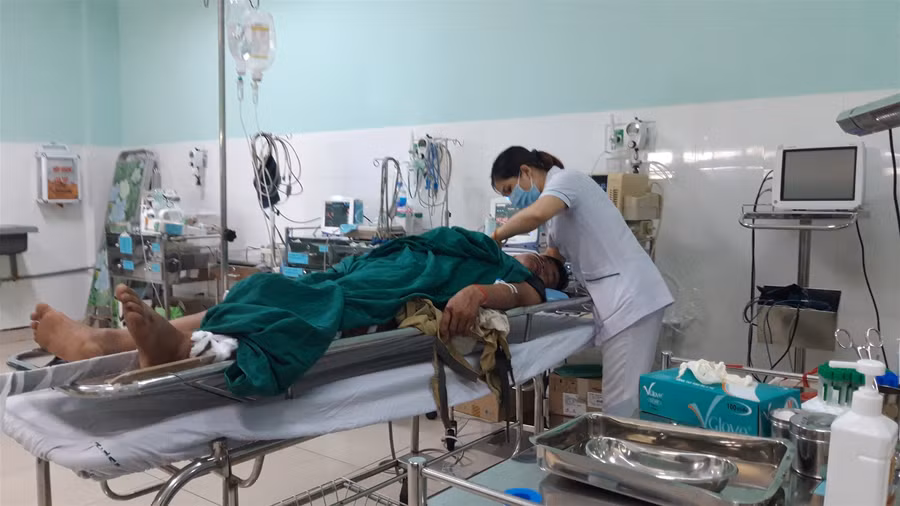 Vụ xe khách lao xuống vực khiến 6 người tử vong: 2 nạn nhân diễn biến nặng ảnh 1