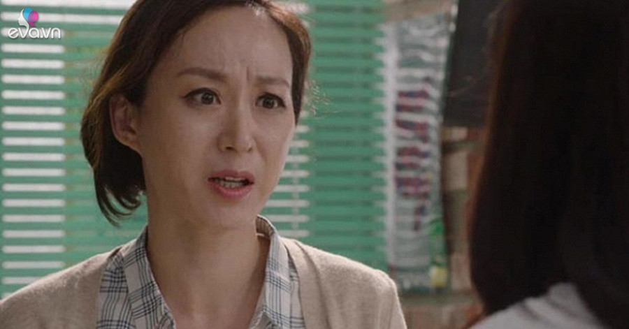 Bị mẹ chồng tương lai luôn miệng chê "gái nhà quê", tôi chìa ra một thứ khiến bà xin cưới vội
