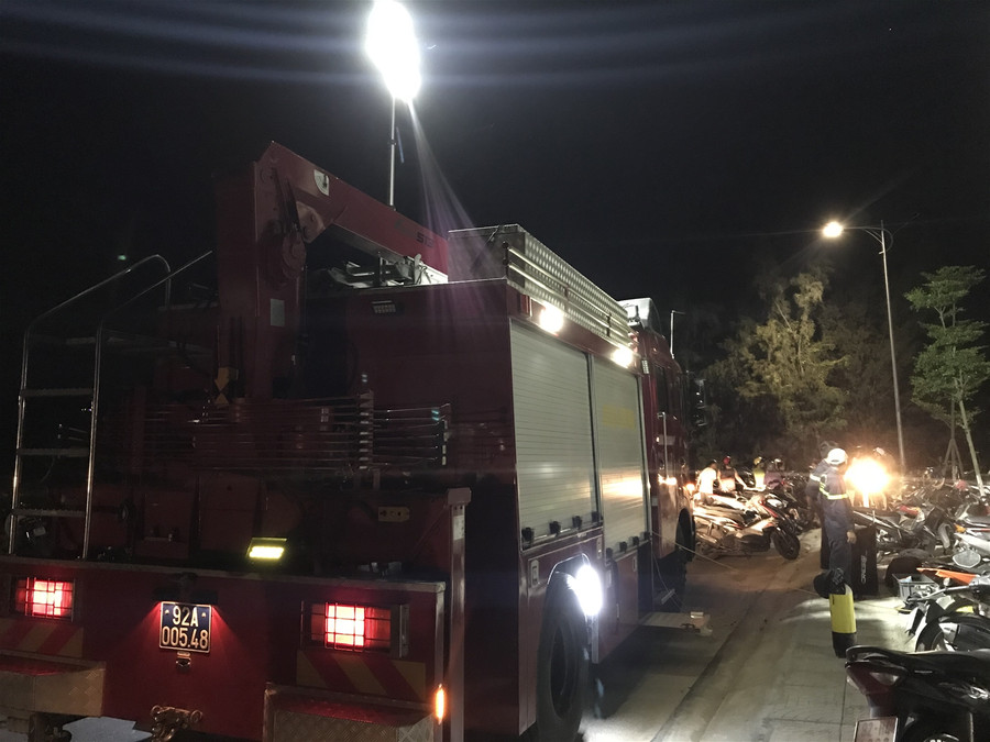 Tìm thấy thi thể 2 trong 5 nạn nhân mất tích vụ lật ghe trên sông Thu Bồn ảnh 7