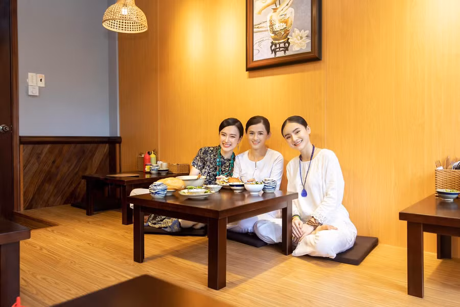 Angela Phương Trinh trùm kín đi siêu thị, nhắc khéo mọi người phòng chống Covid-19