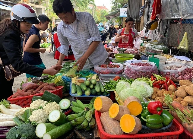 Dân mạng đua nhau "giải cứu" cô gái được bố phát 50.000 đồng để đi chợ tối nay và... ngày mai