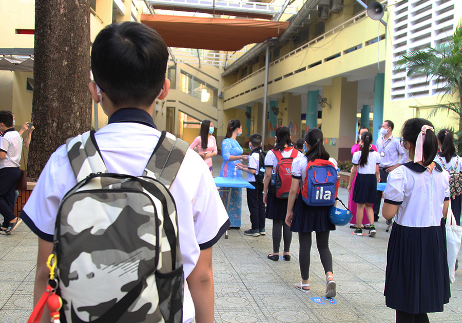 TP.HCM: Thầy cô vừa mừng vừa lo đón trẻ tiểu học trở lại trường ảnh 1 TP.HCM: Thầy cô vừa mừng vừa lo đón trẻ tiểu học trở lại trường ảnh 1