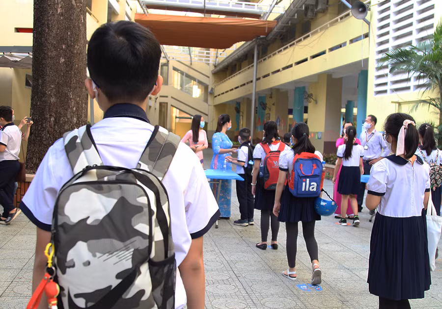 TP.HCM: Thầy cô vừa mừng vừa lo đón trẻ tiểu học trở lại trường ảnh 1
